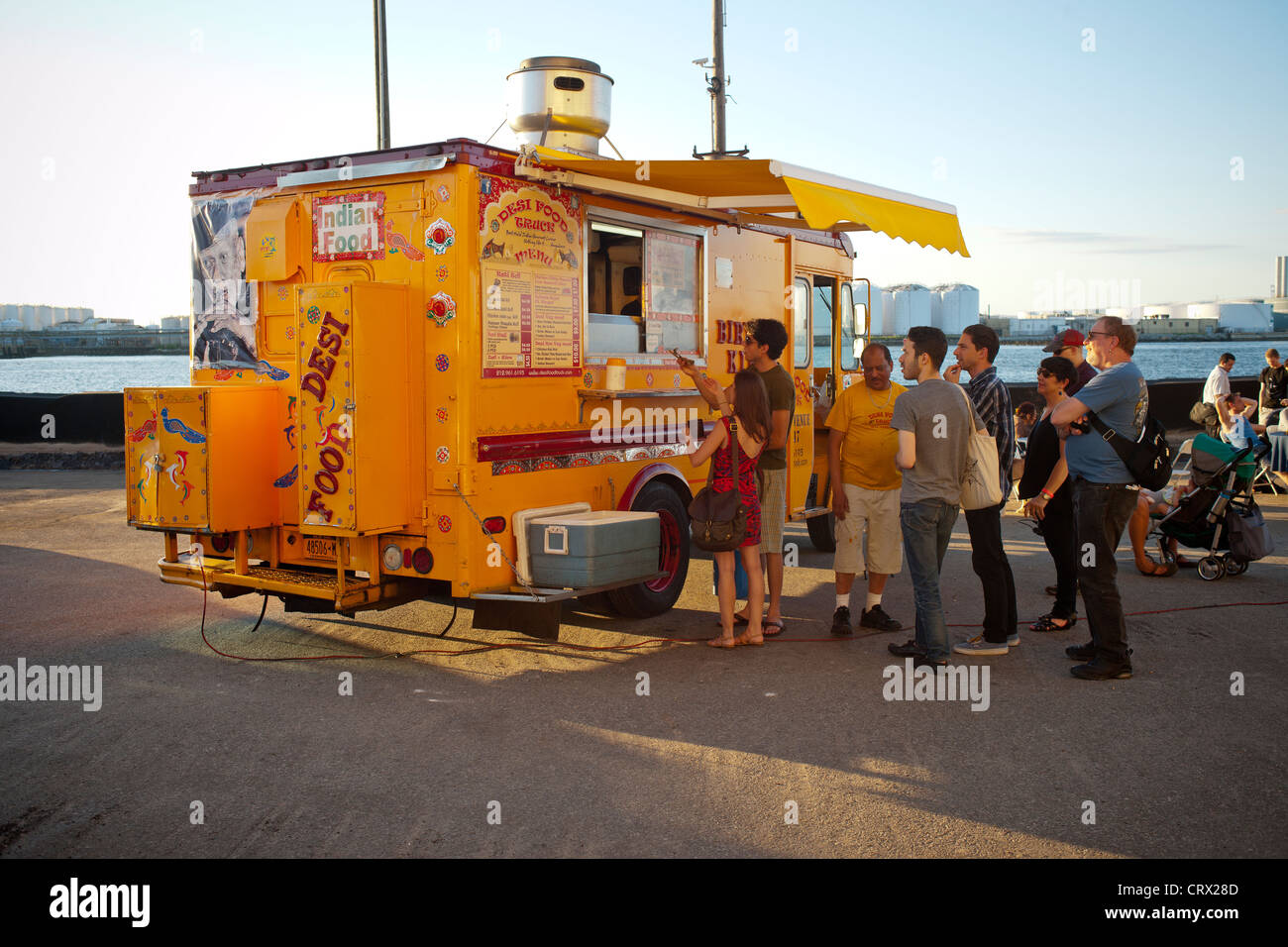 Schutzherren Schlange bei der Desi-Truck, indische Speisen, bei einem Festival in Staten Island, New York Stockfoto