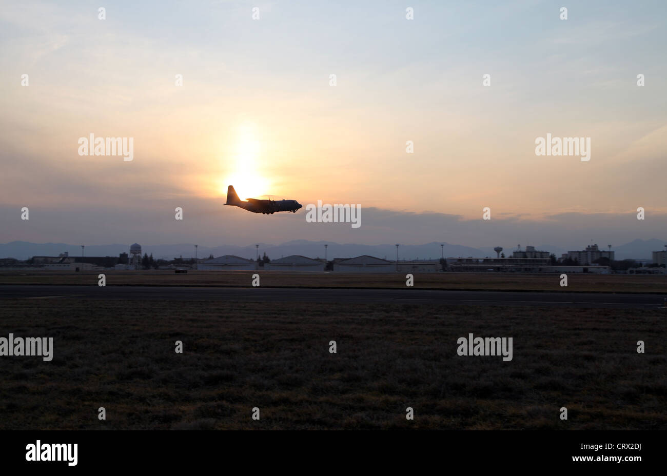 C-130 Hercules ausziehen auf der Yokota Air Base, Japan Stockfoto