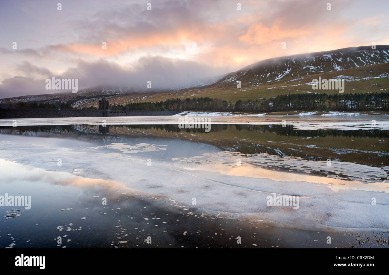 Gebrochenes Eis schwimmt auf dem Oberbecken Neuadd mit Graig Fan Ddu im Hintergrund, Brecon Beacons, Wales Stockfoto