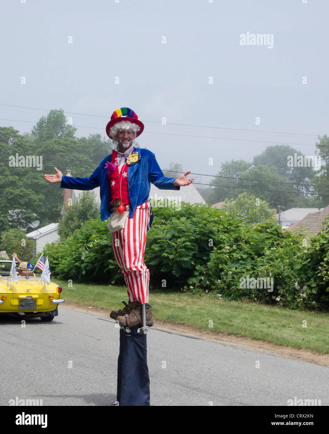Niantic, CT - 4. Juli 2011: Kleinstadt Amerika jährliche Independence Day Parade Mann gekleidet wie Uncle Sam auf Stelzen. Ähnliche Fotos Stockfoto