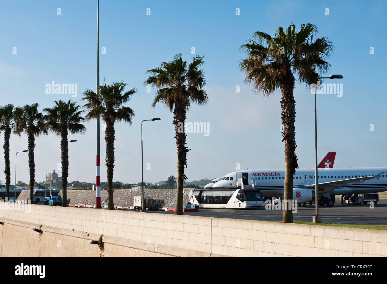 Ein Flugzeug von Air Malta auf dem Asphalt des Malta International
