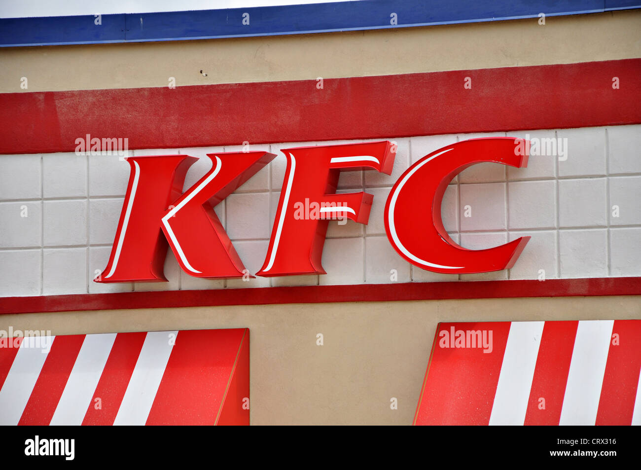 Ein Blick auf das Logo von Kentucky Fried Chicken genannt jetzt nur KFC in Tyler, Texas im Juni 2012 genommen. Stockfoto