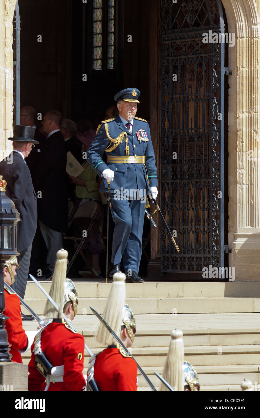 Der Constable & Gouverneur von Windsor Castle, Air Marshall Ian Macfadyen, Strumpfband das Ritual des Windsor Castle 18. Juni 2012. PER0193 Stockfoto