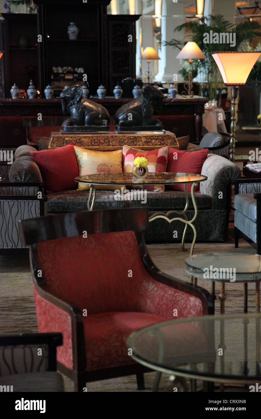 Es ist ein Foto von einem Luxushotel Lobby Rezeption eines 5-Sterne-Hotels in Bangkok in Thailand, Asien. Wir können sehen, Sofas & couch Stockfoto