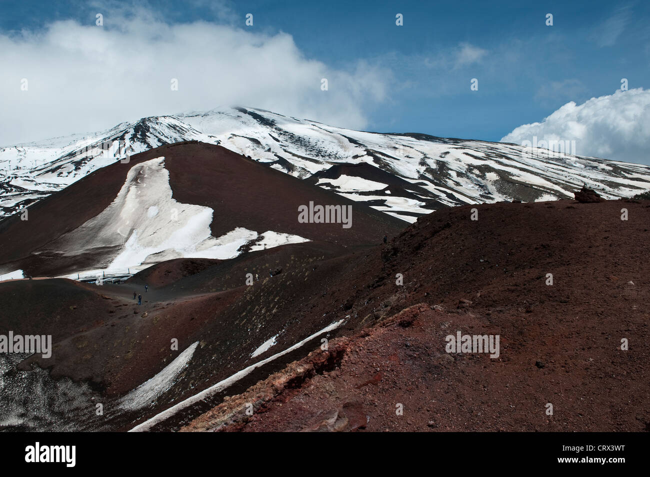Ein Blick auf den Ätna, Sizilien, Italien von den Sievestri Krater auf 1900m in der Nähe der Rifugio Sapienza gesehen, zeigt die rote eisenreiche Lava Stockfoto