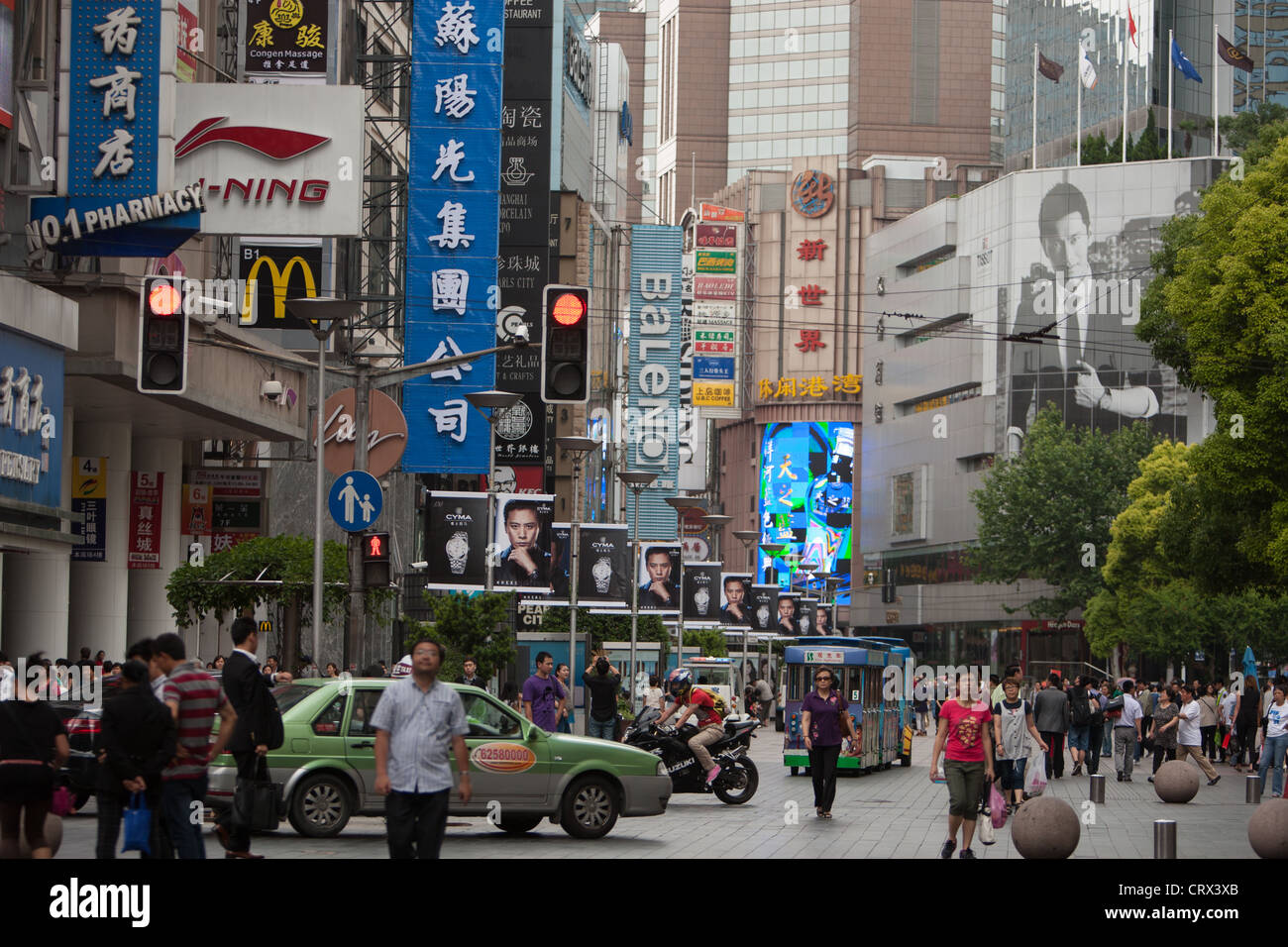 Nanjing Road Einkaufsstraße in Shanghai, China Stockfoto