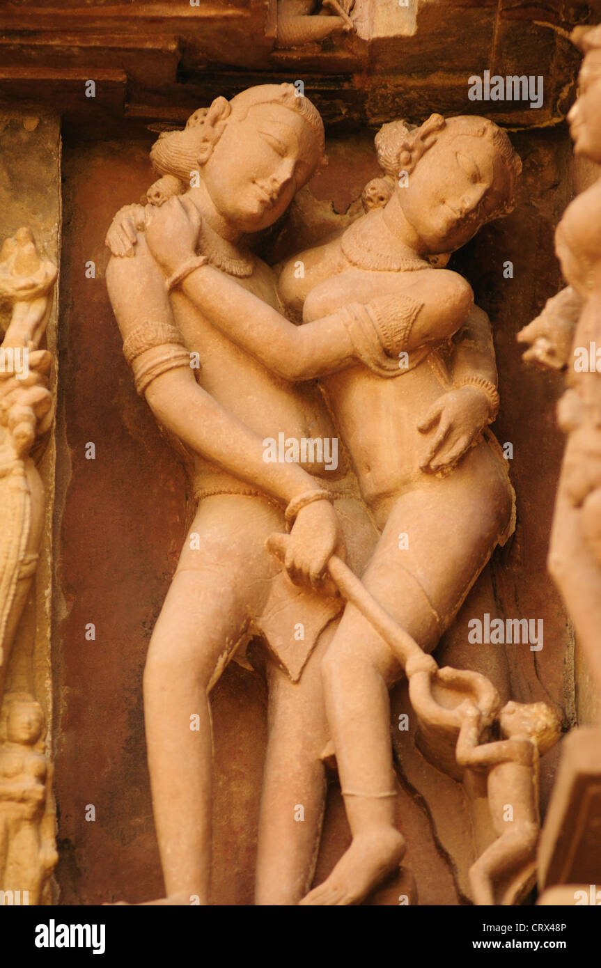 Erotische Skulpturen auf Khajuraho mandir Stockfoto