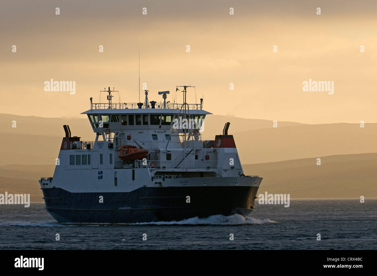 Inter-Island-Fähre "Dagalien" crossing Yell Sound auf den Shetland-Inseln. Oktober 2010. Stockfoto