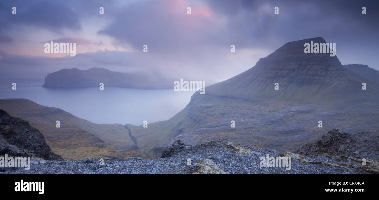 Berg-Aussicht mit Blick auf Skaelingur Berg und Insel Vagar im Hintergrund. Streymoy, Färöer-Inseln. (Juni) Frühjahr 2012. Stockfoto