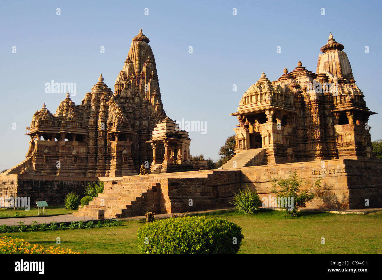 Links nach rechts - Kandariya Mahadeva Tempel, Shiva-Tempel und Jagdambi Devi Tempel Fassade Khajuraho Madya Pradesh, Indien Stockfoto