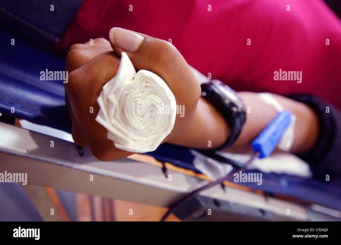 Ein Blutspender presst die Faust, zur Steigerung der Durchblutung. Stockfoto