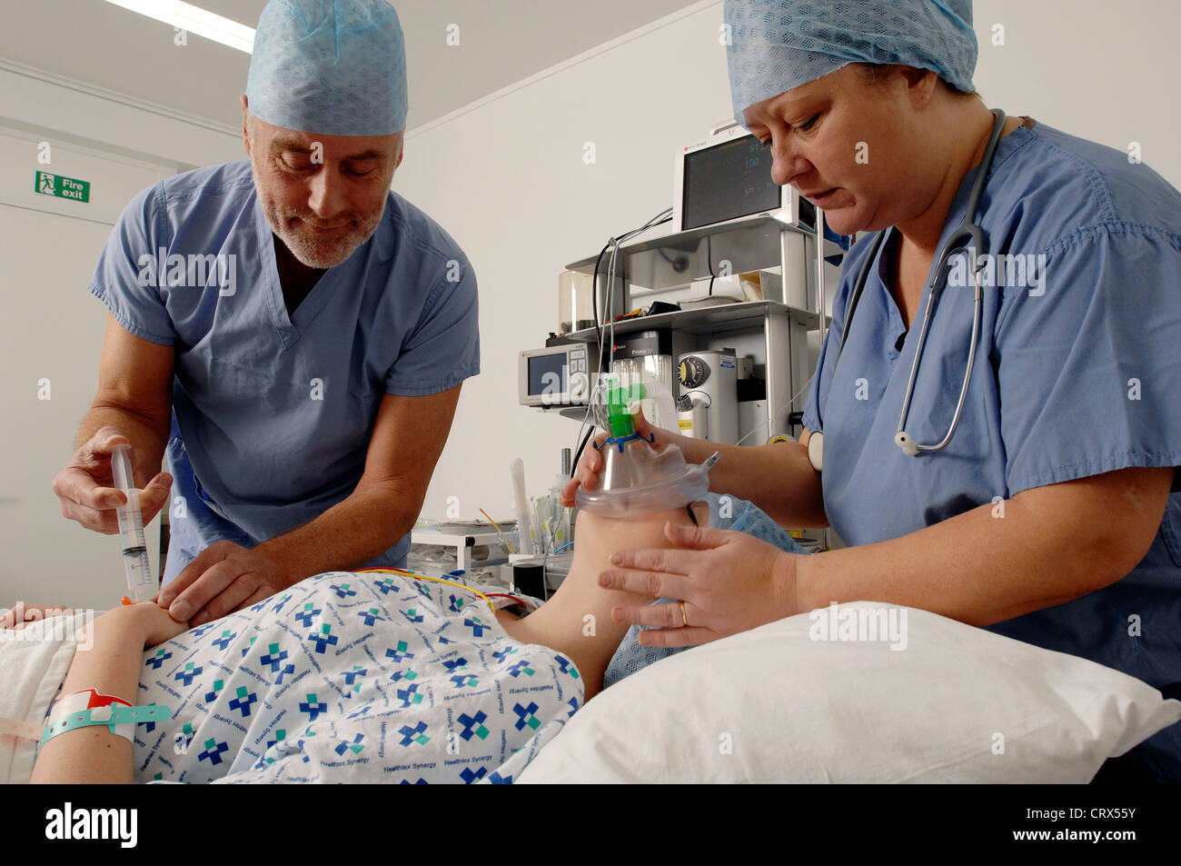 стоматолог и пациент. наркоз пожилым людям. пожилой пациент у стоматолога. сон в пожилом возрасте. оксигенотерапия (кислородотерапия).