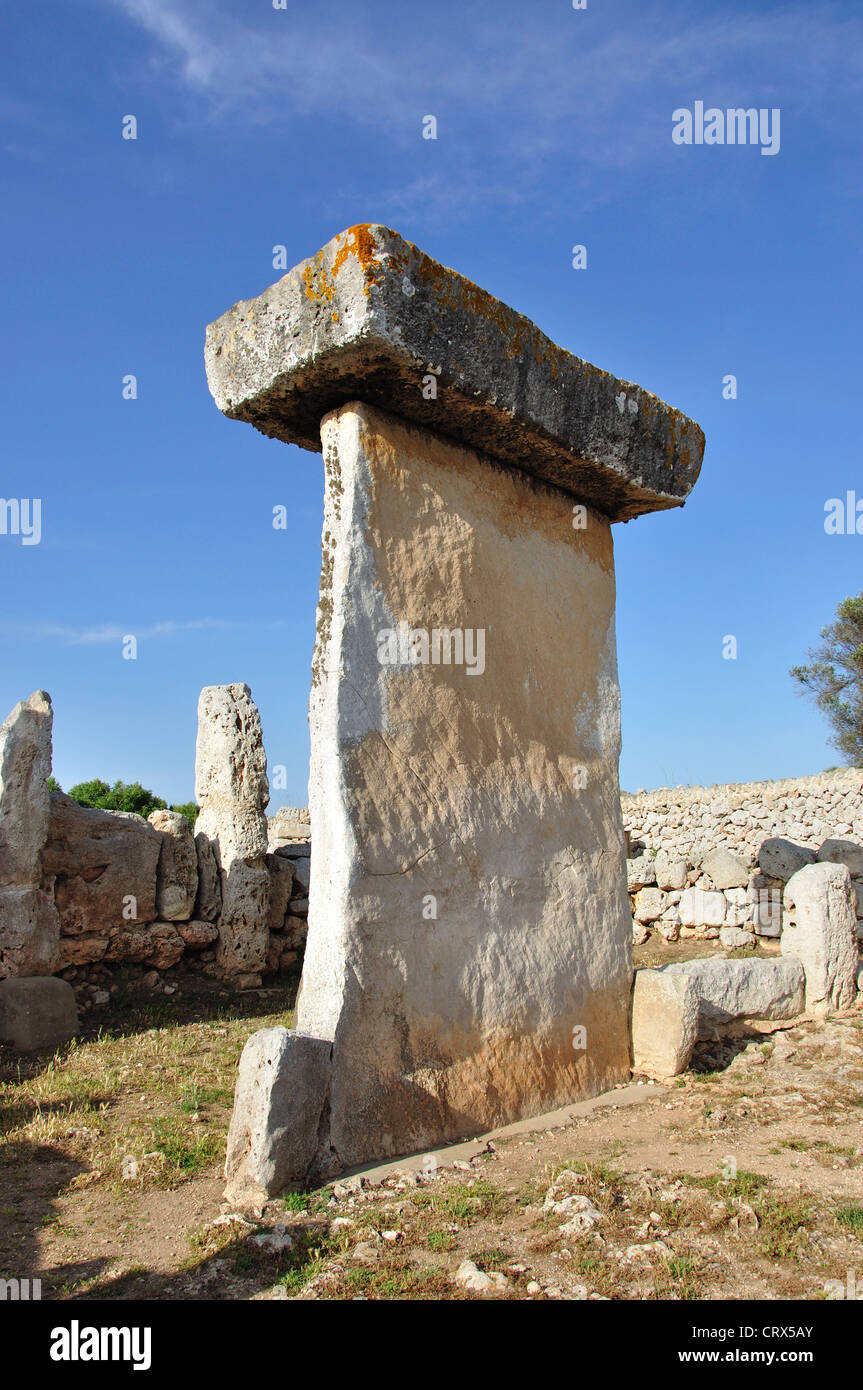 Ein Taula an die prähistorische, archäologische Stelle des Trepucó, in der Nähe von Mahon, Menorca, Balearen, Spanien Stockfoto