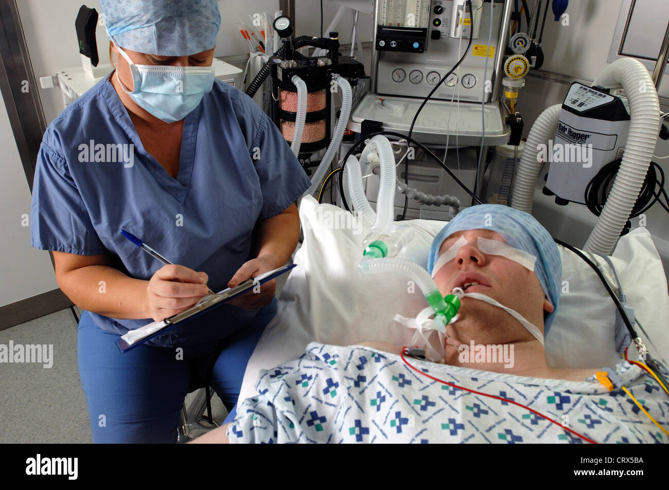 Mit seinen Augen mit Klebeband ist ein männlicher Patient während einer