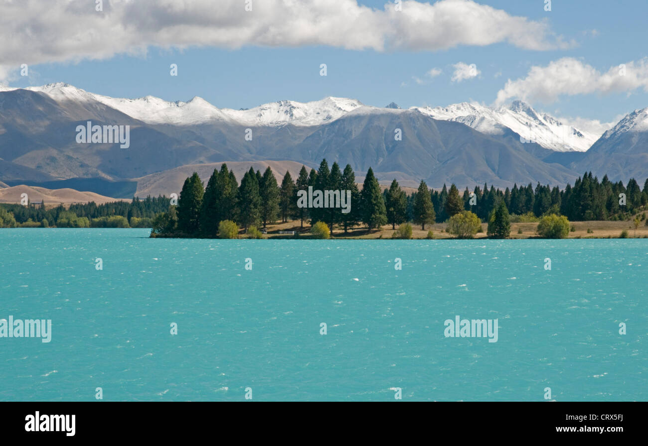 Lake Ruataniwha, ein künstlicher See im Mackenzie-Becken auf Neuseelands Südinsel mit Ben Ohau Angebot darüber hinaus Stockfoto