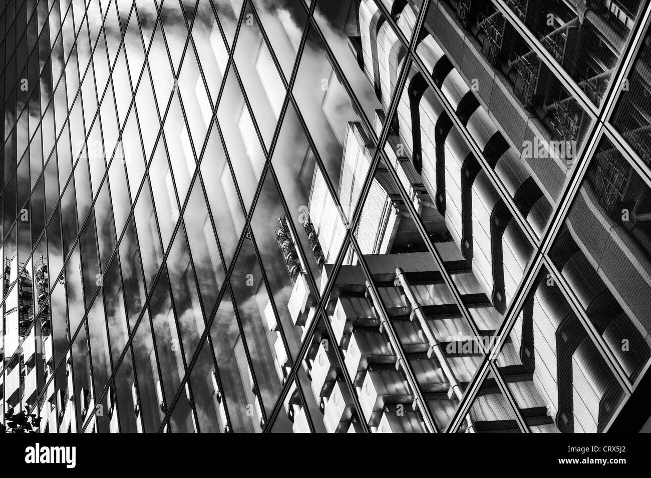 Willis Gebäude mit Lloyds Gebäude Reflexionen abstrakt. Lime Street. London, England. Monochrom Stockfoto