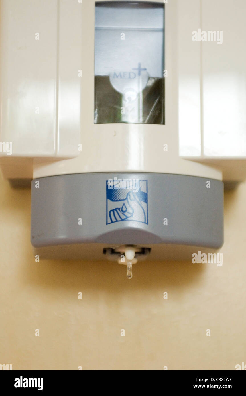 Einen speziellen Seifenspender für die Bekämpfung von Krankenhausinfektionen. Stockfoto