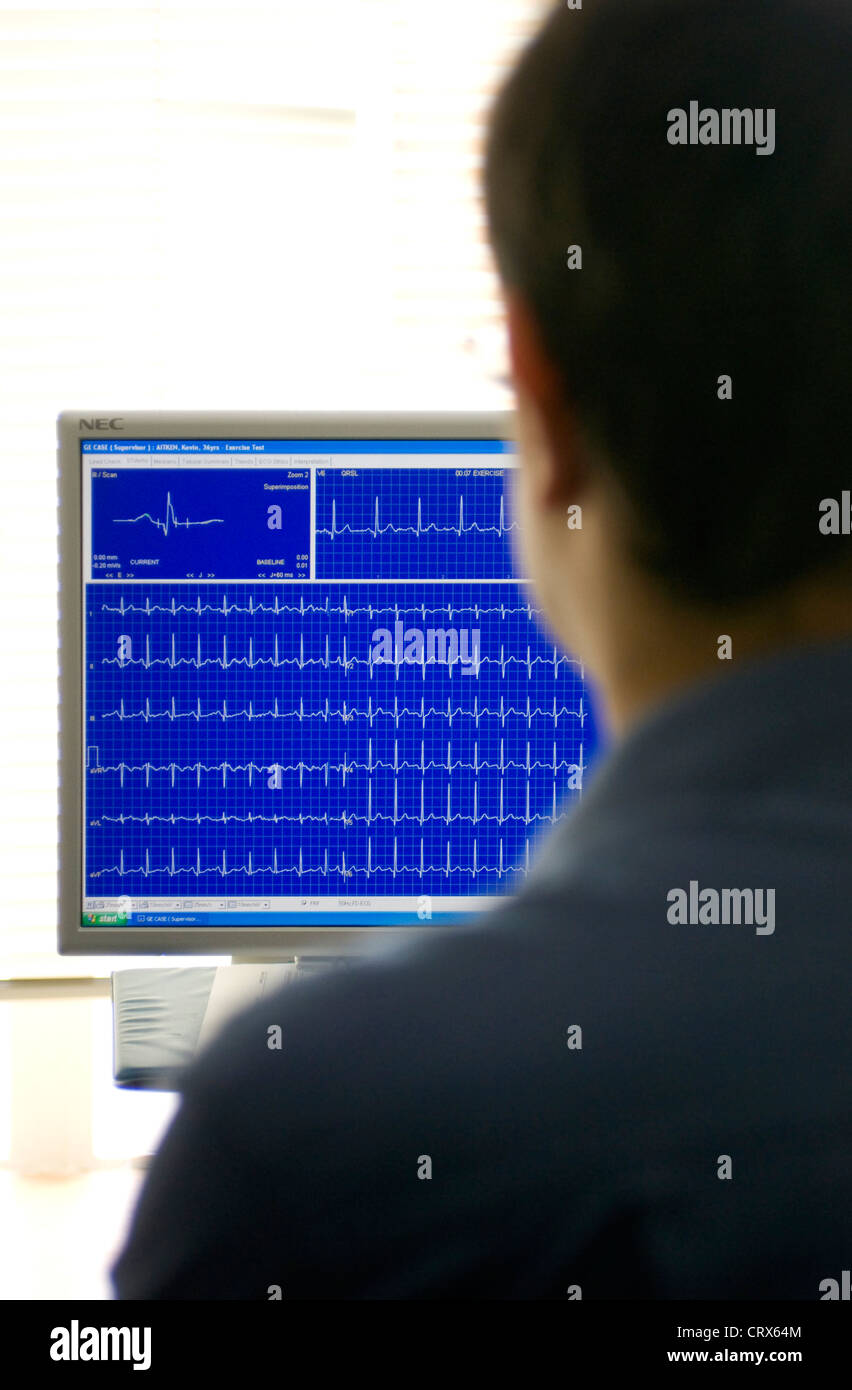 Über die Schulter geschossen, einen Herz-Monitor-Bildschirm anzeigen Stockfoto