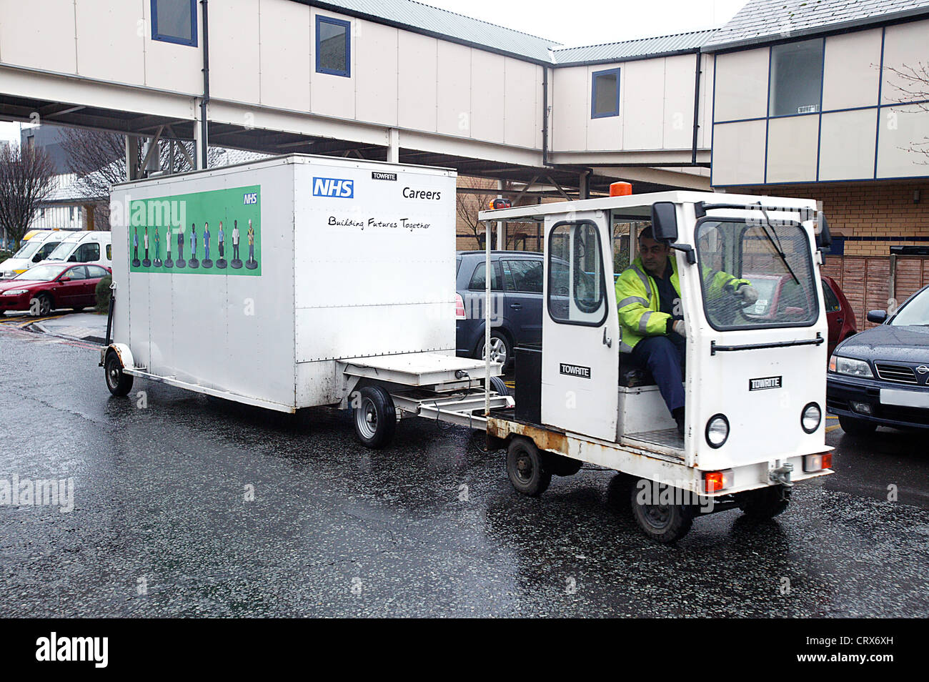 Motorwagen und Anhänger von Krankenhauspersonal verwendet, um die Gemeinde Wäsche waschen Krankenzimmer übertragen. Stockfoto