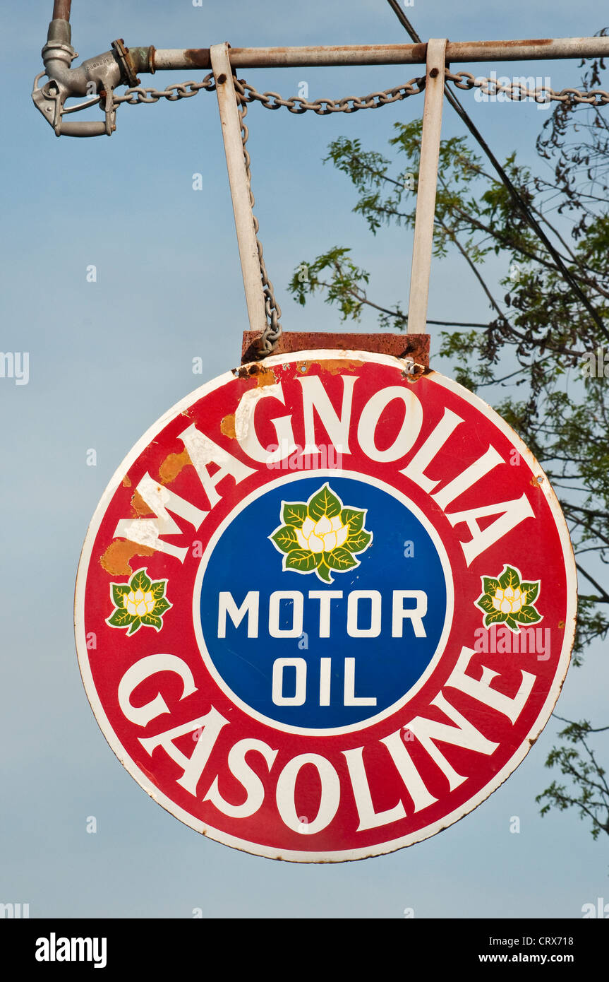 Magnolia Gasoline, Schild an der historischen Tankstelle, historischer Spaziergang in Castroville, Texas, USA Stockfoto