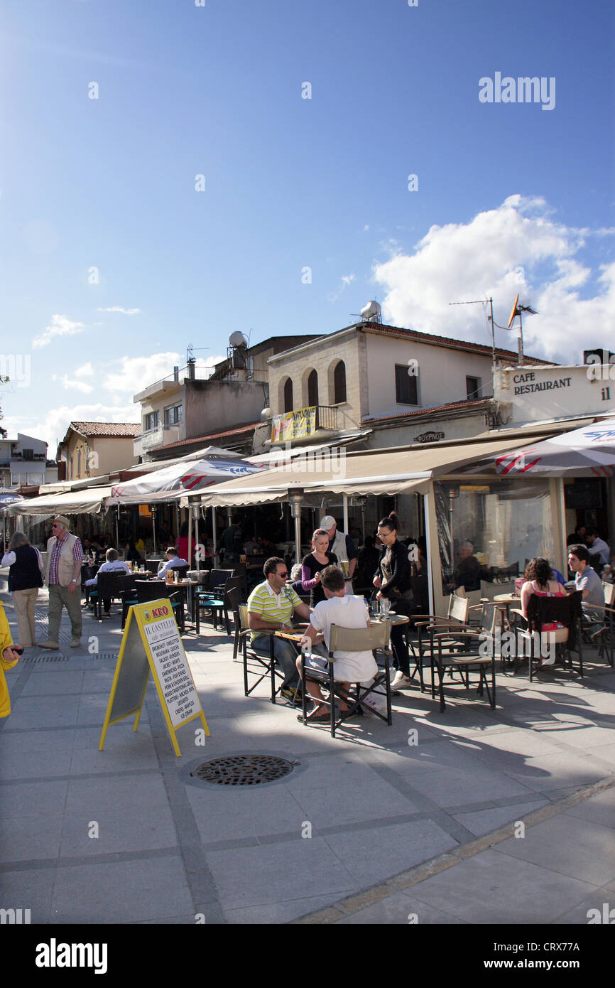 Touristen in den Restaurants in Altstadt, Limassol, Zypern Stockfoto