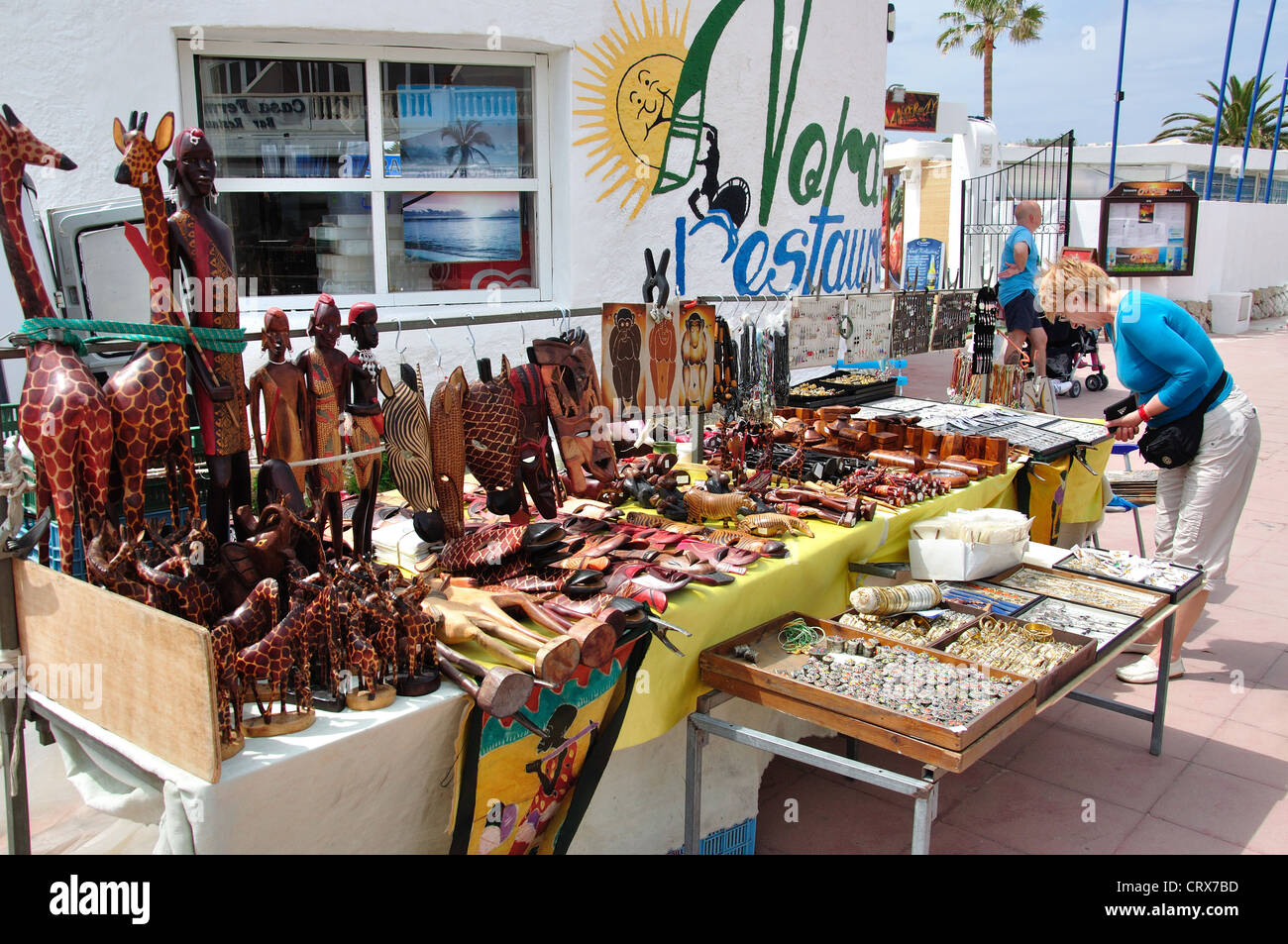 Afrikanisches Kunsthandwerk stall, Punta Prima, St Lluís, Menorca, Balearen, Spanien Stockfoto