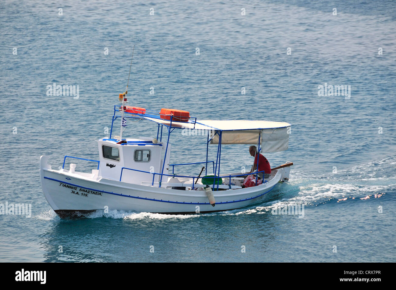 Kleine weiße Caique oder Fischerboot, die Rückkehr in den Hafen auf der Insel Ägina, Saronischen Golf, Griechenland Stockfoto