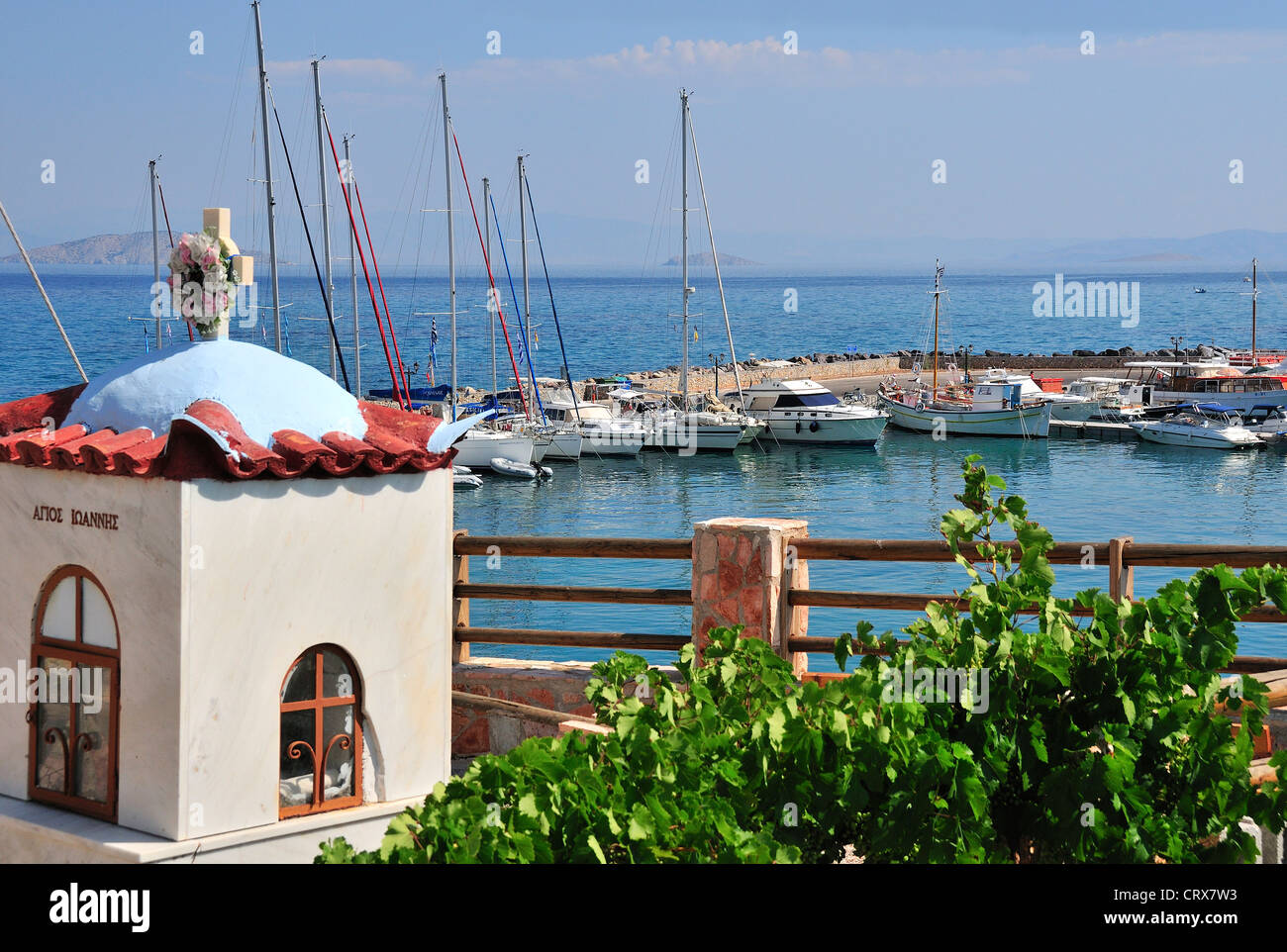 Blick auf den Hafen von Milos auf der griechischen Insel Agistri etwa eine Stunde südlich von Piräus, Griechenland Stockfoto