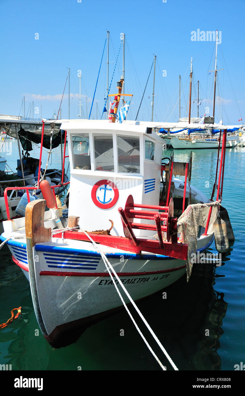 Kleine weiße Caique oder Fischerboot vertäut am Kai im Hafen von Ägina, Aegina Insel Saronischen Golf, Griechenland Stockfoto