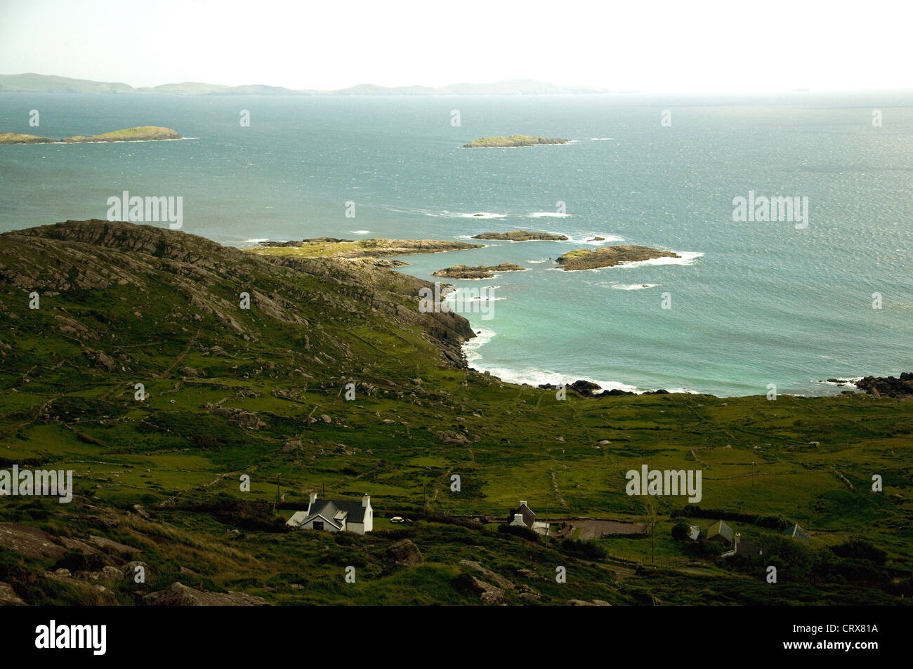 Irlands dramatische Südwestküste Funktionen hageren Landschaften Felsinseln weiße Bauernhäuser und ein helles, klares Meer Stockfoto