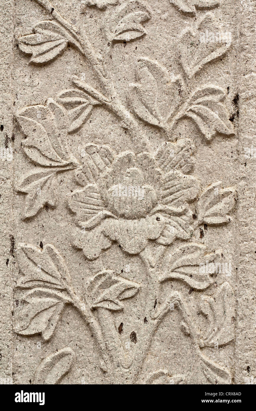 Schnitzereien von Blumen, langlebige Schönheit aus Stein und zeitlos. Stockfoto