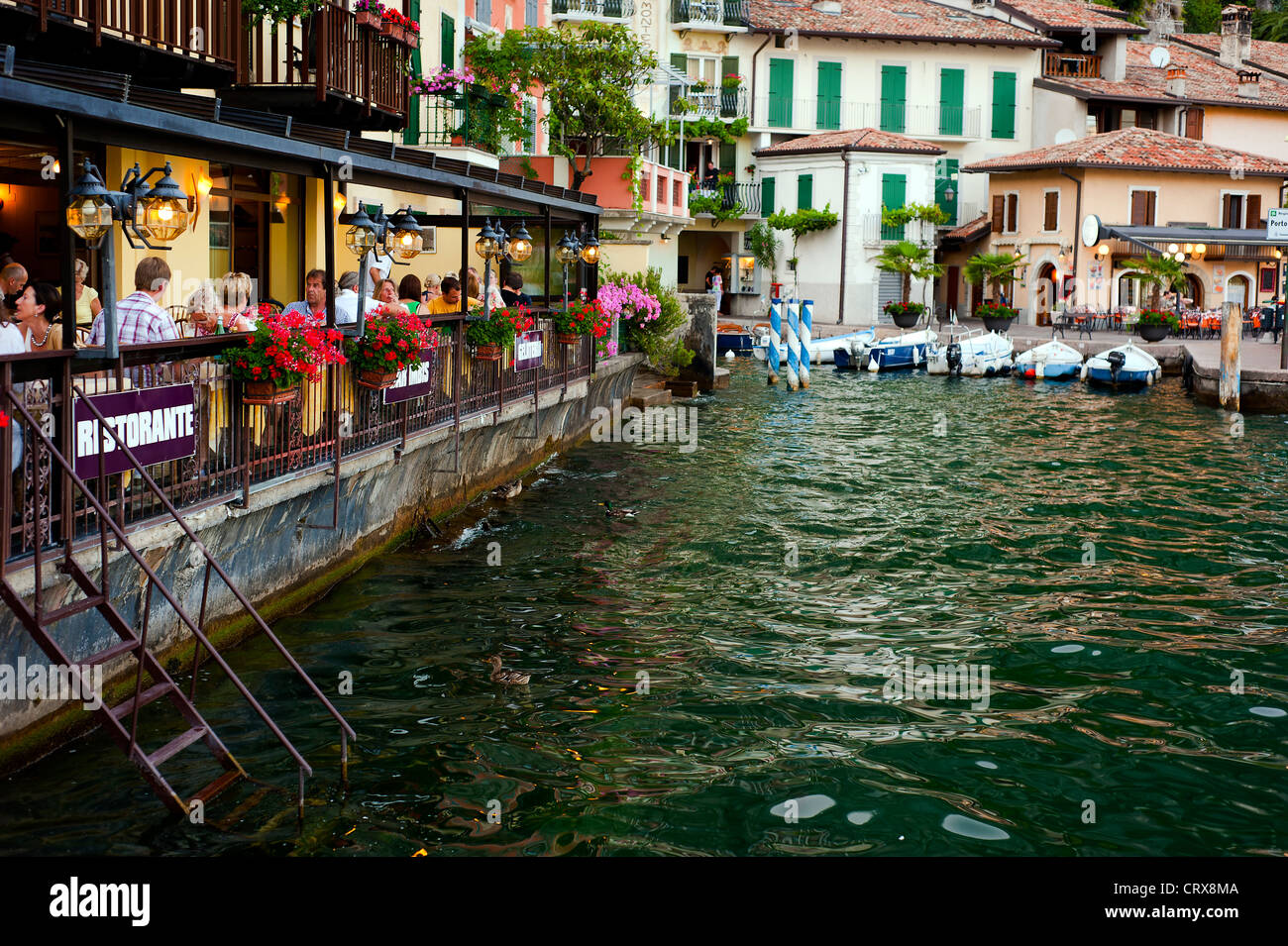 Restaurant direkt am See, Limone Sul Garda-Lombardei-Italien Stockfoto
