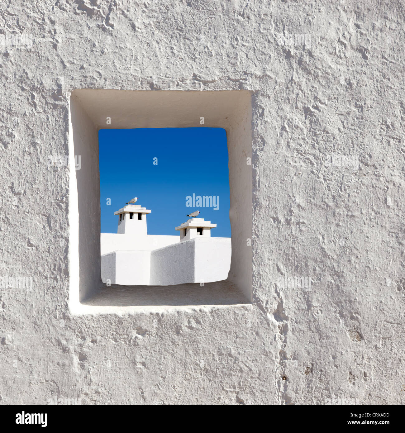 Balearen weiße Schornstein mit Möwe Blick durch Fenster weiß getünchten Haus Stockfoto