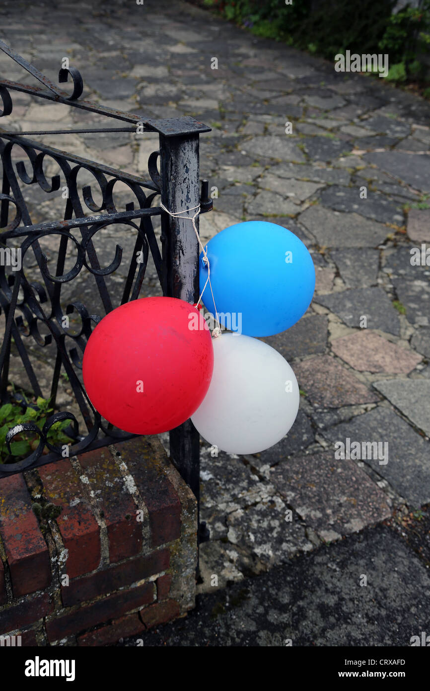 Roten weißen und blauen Ballons vor Garten-Dekorationen für die Königin Diamond Jubilee Surrey England Stockfoto