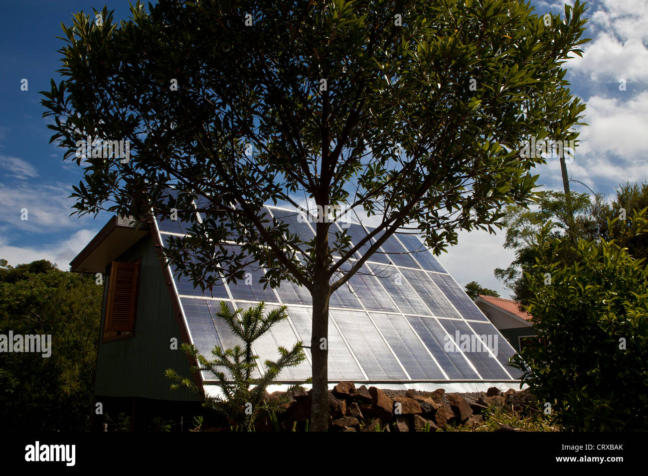 Sonnenhaus - verwandelt Sonnenlicht in elektrische Energie, solar Photovoltaik auf dem Dach in das architektonische Konzept integriert Stockfoto
