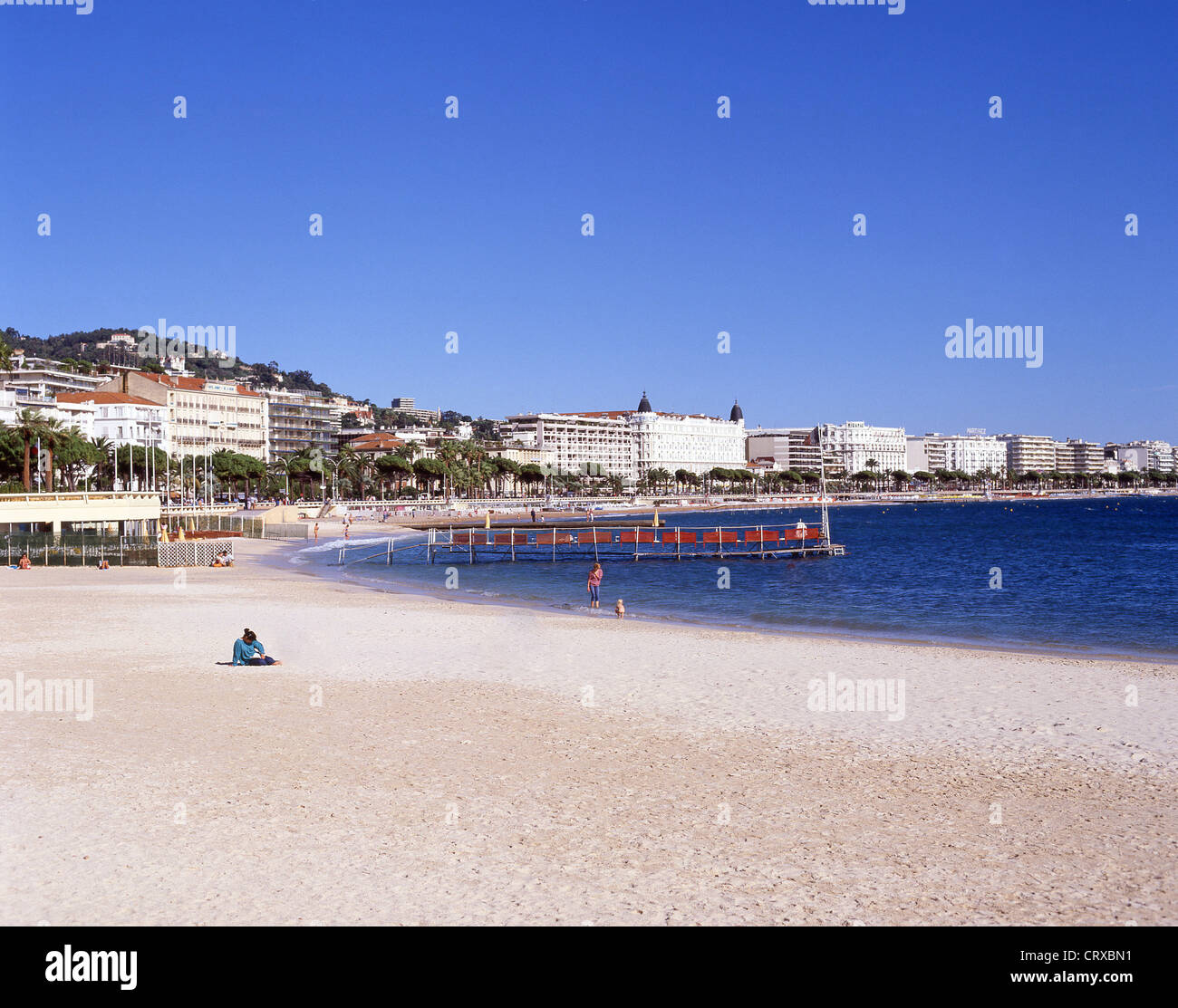 Aussicht auf den Strand im Winter, Cannes, Côte d ' Azur, Alpes-Maritimes, Provence-Alpes-Côte d ' Azur, Frankreich Stockfoto