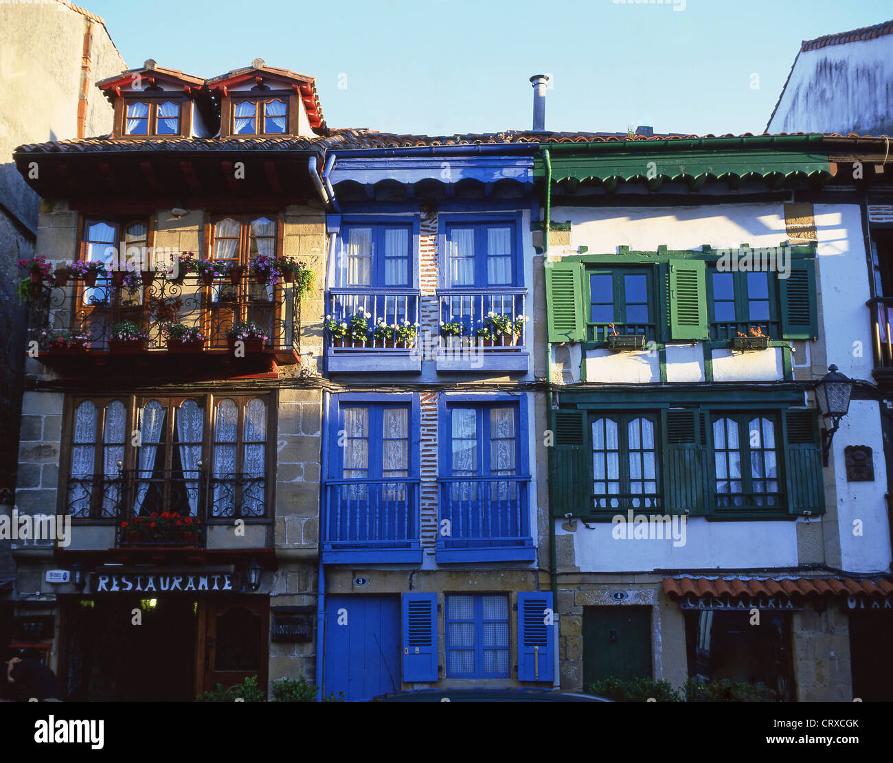 Bunte Häuser in Plaza de Armas, Fischerviertel, Hondarribia, Provinz Gipuzkoa, Pais Vasco, Spanien Stockfoto