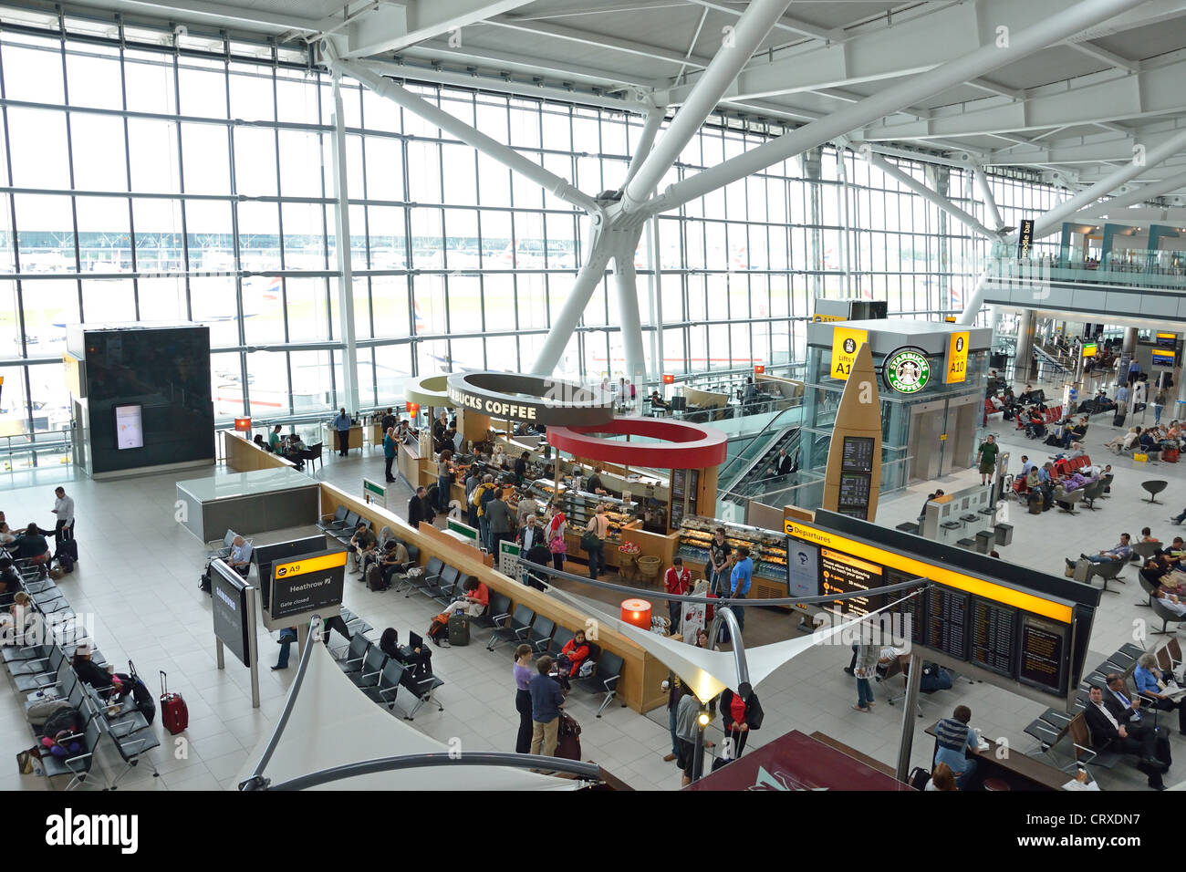 Abflug-Lounge im Terminal 5 Heathrow Flughafen. London Borough of Hounslow, Greater London, England, United Kingdom Stockfoto