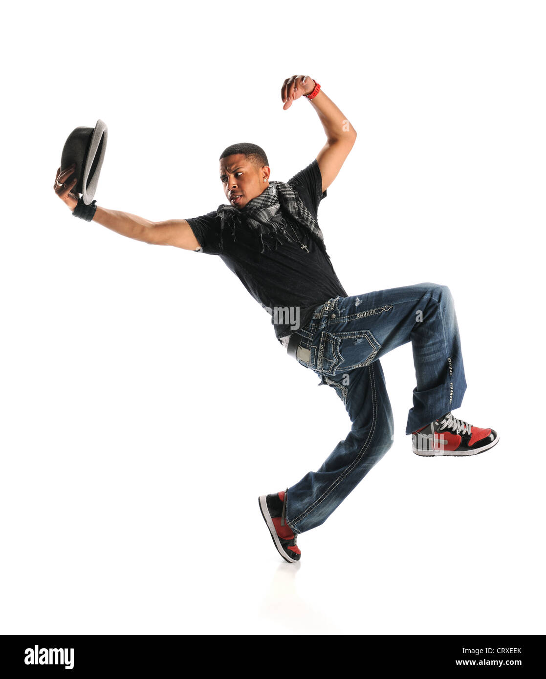 Afrikanische amerikanische Hip-Hop-Tänzer mit Hut isoliert auf weißem Hintergrund Stockfoto