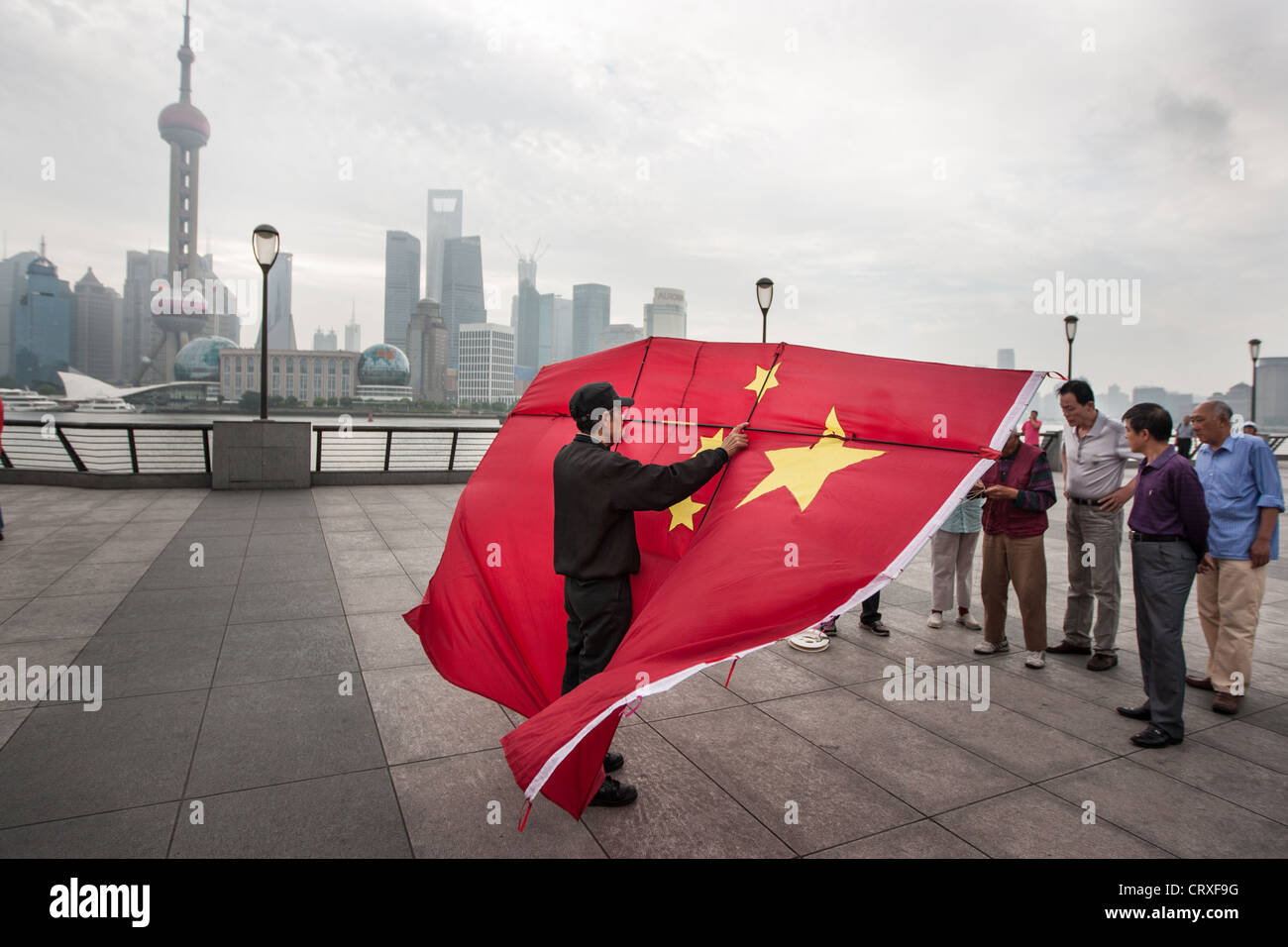 Fliegende chinesische flag Kite in frühen Morgenstunden auf dem Bund in Shanghai, China. Stockfoto