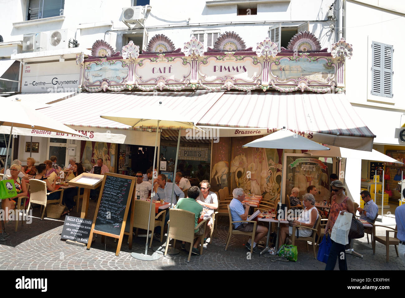 Café Pimm in der Rue De La République, Antibes, Côte d ' Azur, Alpes-Maritimes, Provence-Alpes-Côte d ' Azur, Frankreich Stockfoto