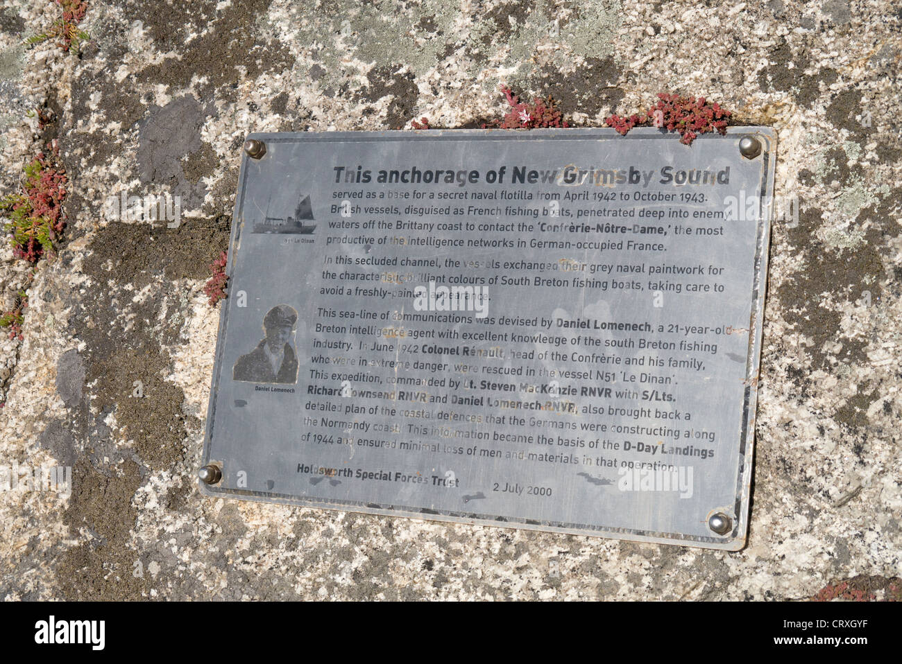 Tafel zum Gedenken an die geheimen Naval Flottillen, die von Tresco, Isles of Scilly zu Nazi-besetzten Bretagne im 2. Weltkrieg segelte. Stockfoto