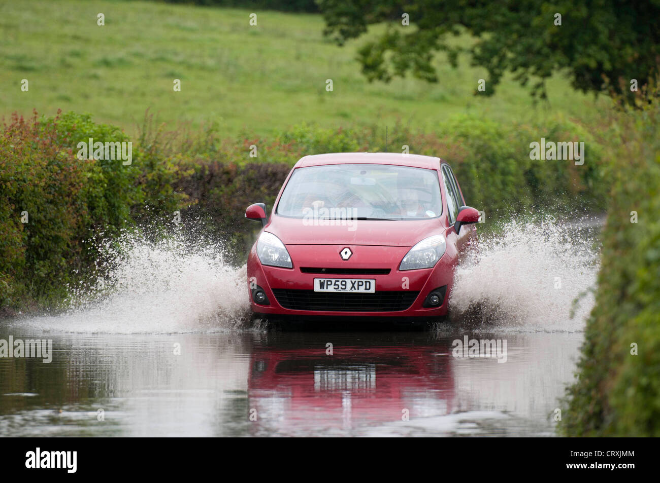 Autofahrer, die Aushandlung der überfluteten Straße bringt Sie auf das kleine Dorf von Kauen Magna in North Somerset. Stockfoto