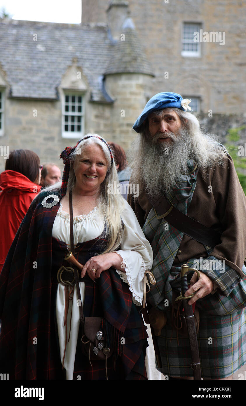 Paar Tradition schottischen Jakobiten Kleidung außerhalb Cawdor Castle in der Nähe von Inverness Schottland Stockfoto