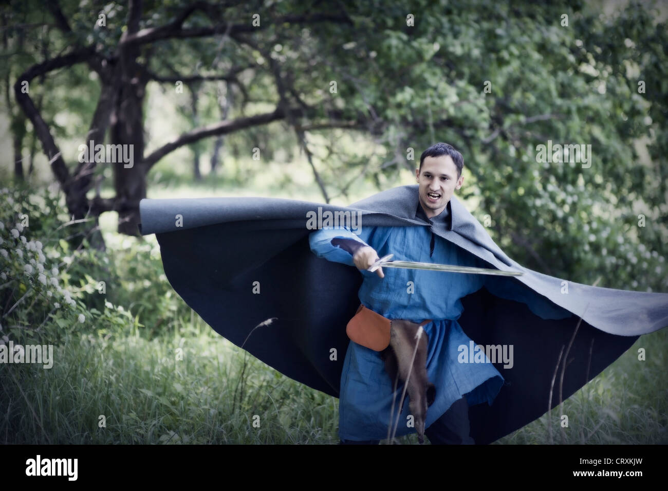 Fantasie-Porträt von schöner gefährlichen Mann mit mittelalterlichen Schwert Stockfoto