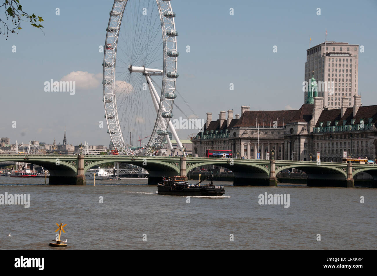 Roten Londoner Busse Kreuzung Westminster Bridge, Flussschiffe, London Eye, Farris Rad, Old London City Hall, Themse, London, Uk Stockfoto