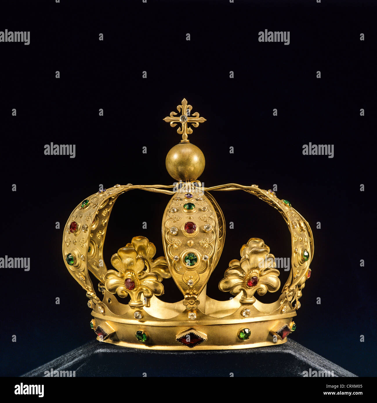 Goldene königliche Krone mit Diamanten und Juwelen auf schwarzem Hintergrund Stockfoto