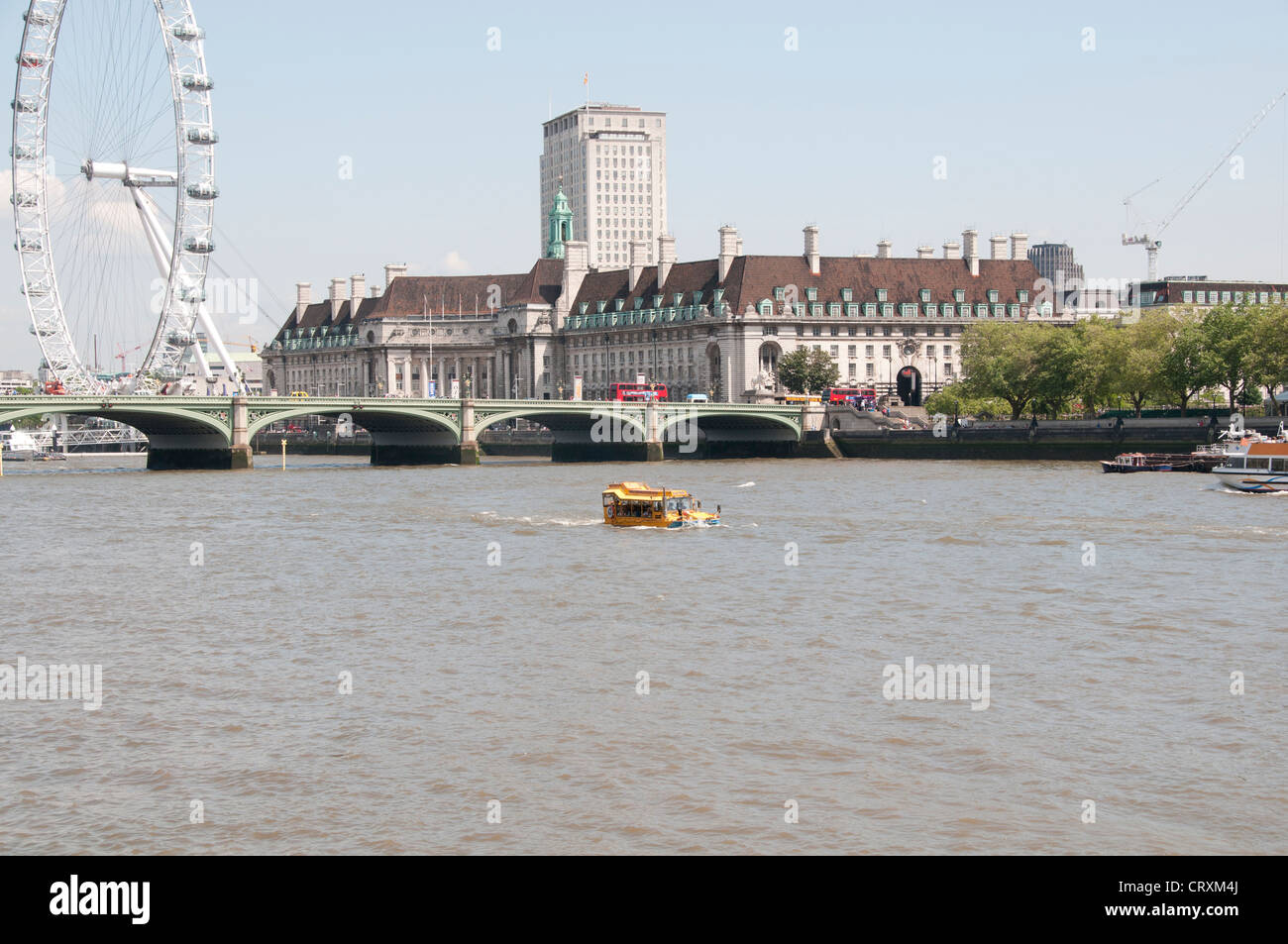 Roten Londoner Busse Kreuzung Westminster Bridge, Flussschiffe, London Eye, Farris Rad, Old London City Hall, Themse, London, Uk Stockfoto