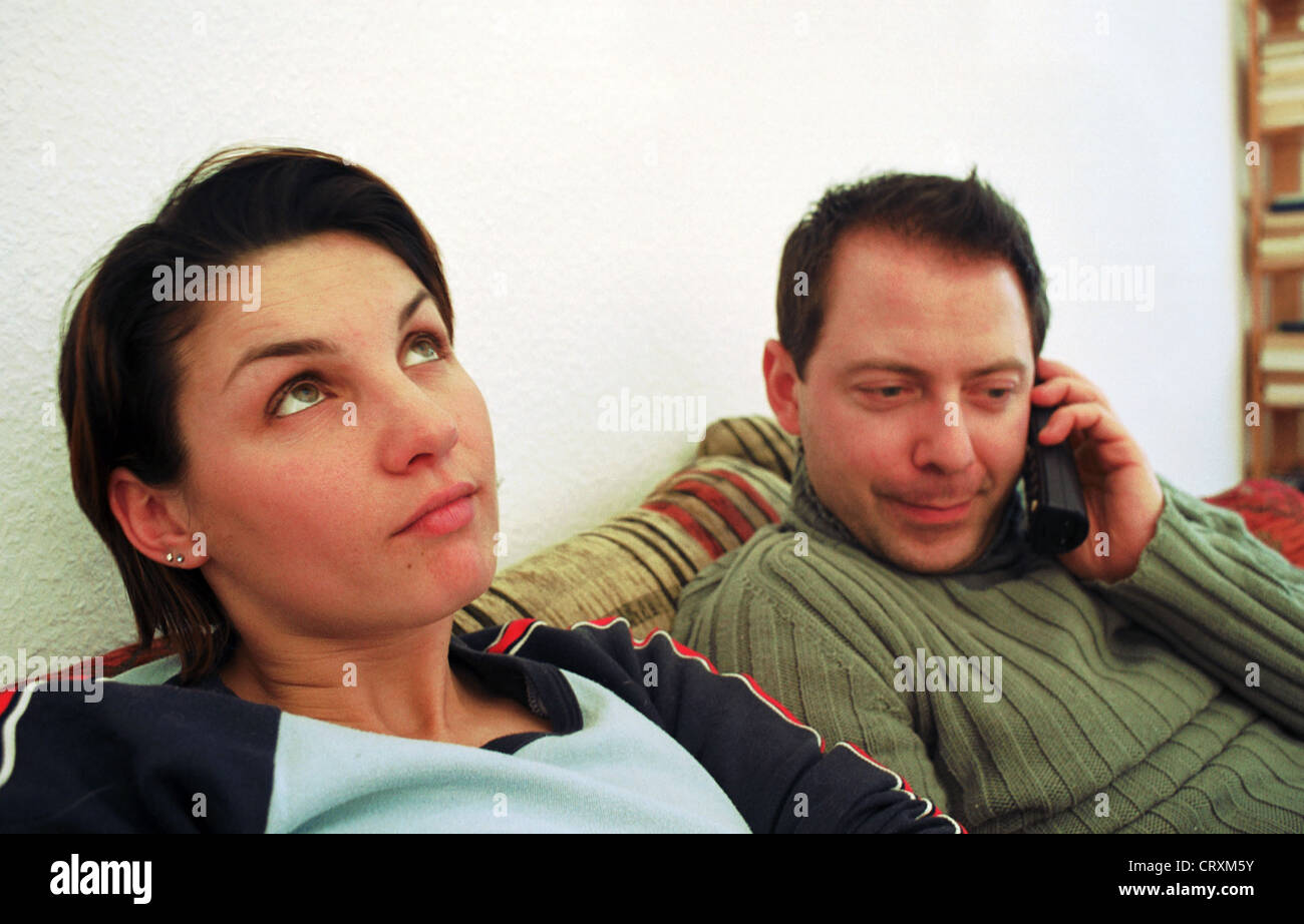 Ein junger Mann führt ein Telefongespräch Stockfoto