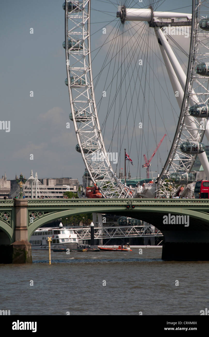 Roten Londoner Busse Kreuzung Westminster Bridge, Flussschiffe, London Eye, Farris Rad, Old London City Hall, Themse, London, Uk Stockfoto